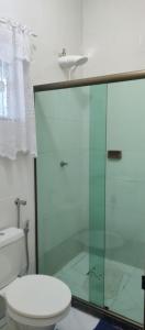 薩誇雷馬的住宿－Linda casa com piscina，一间带玻璃淋浴和卫生间的浴室