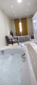 - une baignoire avec de l'eau dans la chambre dans l'établissement Linda casa com piscina, à Saquarema