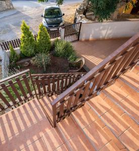eine Holztreppe mit einem Auto auf einem Parkplatz in der Unterkunft Studio für 4 Personen ca 42 qm in Peroj, Istrien Istrische Riviera in Peroj