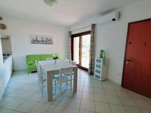 - une cuisine et une salle à manger avec une table et des chaises dans l'établissement Ferienwohnung für 4 Personen ca 60 qm in Lu Bagnu, Sardinien Anglona - b61135, à Castelsardo