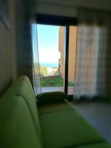 - un salon avec un canapé et une fenêtre dans l'établissement Ferienwohnung für 4 Personen ca 60 qm in Lu Bagnu, Sardinien Anglona - b61135, à Castelsardo