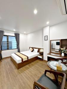 Habitación de hotel con cama y mesa en Au79 Hotel & Apartment, en Hai Phong