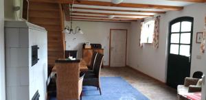 a living room with a table and a kitchen at Kleine Ferienwohnung in Bugewitz mit Garten, Terrasse und Grill in Bugewitz