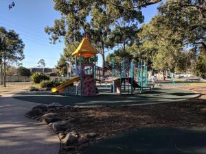 ウェントワースビルにあるAircabin - Wentworthville - 2 Beds Apt Free Parkの公園内の滑り台のある遊び場 +8枚の写真