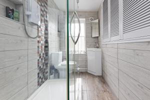a bathroom with a shower and a toilet at Viking Bay View 3 Bed Apartment in Broadstairs +16 photos