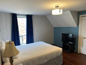 um quarto com uma cama e uma televisão de ecrã plano em The Windsor Hotel by Hoco Hotels Collection em Stratford
