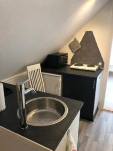 una cucina con un lavello e un piano di lavoro di Havudsigt a Nordborg
