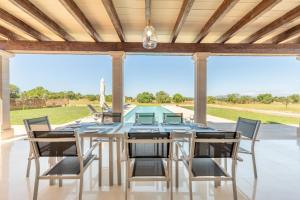 une salle à manger extérieure avec une table et des chaises dans l'établissement Ferienhaus mit Privatpool für 8 Personen ca 430 qm in Felanitx, Mallorca Südostküste von Mallorca, à Felanitx