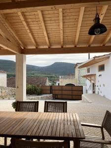 drewniany stół i krzesła na patio w obiekcie Casa de Alcaria w mieście Alcaria