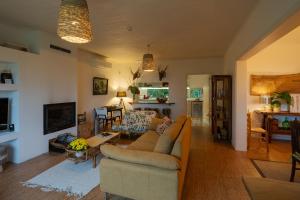uma sala de estar com um sofá e uma mesa em Lake View House em Sete Cidades