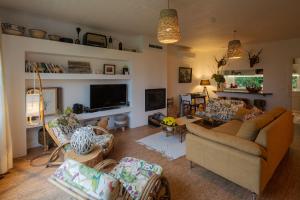 Posezení v ubytování Lake View House + 27 fotografií
