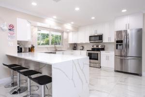 Dapur atau dapur kecil di Amazing 5BR Villa Heated Pool near Hard Rock +28 gambar