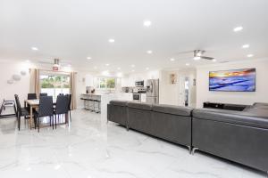 Dapur atau dapur kecil di Amazing 5BR Villa Heated Pool near Hard Rock