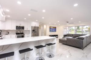 Dapur atau dapur kecil di Amazing 5BR Villa Heated Pool near Hard Rock