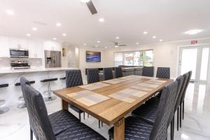 Dapur atau dapur kecil di Amazing 5BR Villa Heated Pool near Hard Rock