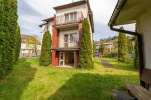 una casa con un patio verde con un edificio en Dom Pracy Twórczej en Świnoujście