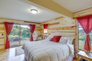 Postel nebo postele na pokoji v ubytování Idyllic Sturgeon Bay Cabin with Fire Pit and View