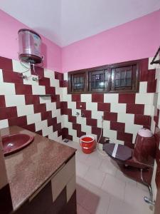 een badkamer met een wastafel en een toilet in een kamer bij TRIOS in Ooty