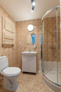 Un baño con inodoro, ducha y lavabo. en Dom Pracy Twórczej, en Świnoujście