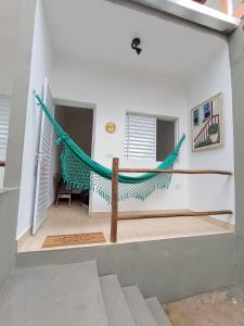 a hammock in the middle of a room at Villa Makai Flats Maresias in Maresias