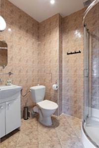 Un baño con inodoro y ducha en Dom Pracy Twórczej, en Świnoujście 10 fotos más