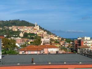Blick auf eine Stadt mit einem Hügel im Hintergrund in der Unterkunft Casa Carlotta in San Bartolomeo al Mare