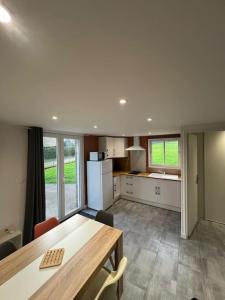 Kuchyň nebo kuchyňský kout v ubytování Maisonnette Le Verger, Lac d'Orient, Nigloland.