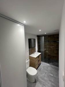 Koupelna v ubytování Maisonnette Le Verger, Lac d'Orient, Nigloland. + 9 fotografií