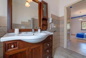 ソレントにあるアグリツーリズモ プリマルーチェのバスルーム(洗面台、鏡付)