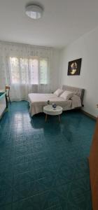 - un salon avec un canapé et une table à un sol vert dans l'établissement Casa A.N.N.E., à Marghera