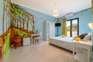 Schlafzimmer mit einem Bett und einem Wandbild von Bäumen in der Unterkunft Agriturismo Primaluce in Sorrent