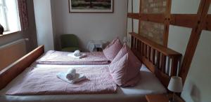 Dos camas en una habitación con toallas. en Große Ferienwohnung in Bugewitz mit Gepflegtem Garten, en Bugewitz