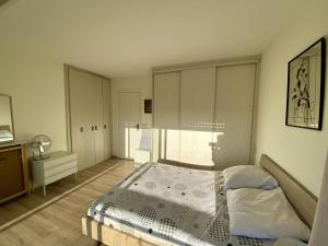 een slaapkamer met een bed en een groot raam bij 2P Cagnes Sur Mer- Proximité Plage, Parking in Cagnes-sur-Mer