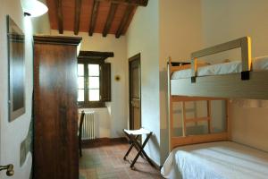 1 dormitorio con 2 literas y pasillo en Große Ferienwohnung in Rapale mit gemeinsamem Pool und Grill, en Rapale