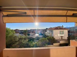 een uitzicht vanuit een raam van een stad bij 2P Cagnes Sur Mer- Proximité Plage, Parking in Cagnes-sur-Mer