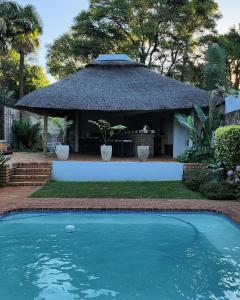 basen z altaną na dziedzińcu w obiekcie Waterlily Cove Guesthouse w mieście Pretoria