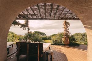 una sala da pranzo all'aperto con tavolo e arco di Lily of the Valley a La Croix-Valmer