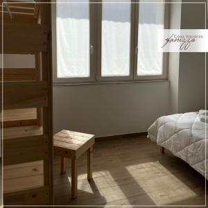 een slaapkamer met een bed en een tafel voor een raam bij Fanizza apartment 16 in Alberobello