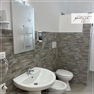 een badkamer met een wastafel en een toilet bij Fanizza apartment 16 in Alberobello