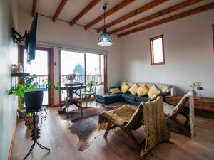 salon z kanapą i stołem w obiekcie Cabaña rustica con vista al mar w mieście Puerto Montt