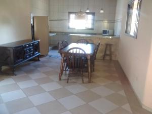eine Küche mit einem Tisch und Stühlen im Zimmer in der Unterkunft Chacara Toca do urso in Santa Isabel