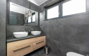 ein Badezimmer mit zwei Waschbecken und zwei Spiegeln in der Unterkunft Ferienhaus in Nova Vas mit Terrasse, Garten und Grill in Brtonigla
