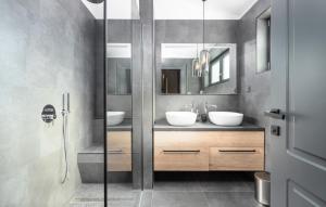 ein Badezimmer mit zwei Waschbecken und einer Glasdusche in der Unterkunft Ferienhaus in Nova Vas mit Terrasse, Garten und Grill in Brtonigla