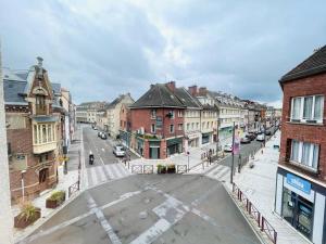 una strada vuota in una città con edifici di La Suite COCO, Chic & Hypercentre a Beauvais