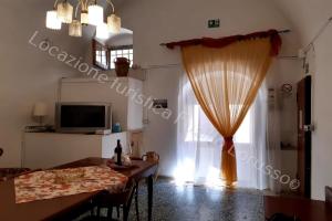 sala de estar con mesa de comedor y ventana en Ferienwohnung für 5 Personen ca 90 qm in Andria, Adriaküste Italien Ostküste von Apulien, en Andria