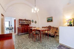 uma sala de jantar com mesa e cadeiras em Ferienwohnung für 5 Personen ca 90 qm in Andria, Adriaküste Italien Ostküste von Apulien em Andria