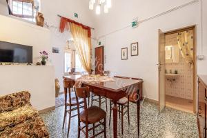 sala de estar con mesa y sillas en Ferienwohnung für 5 Personen ca 90 qm in Andria, Adriaküste Italien Ostküste von Apulien, en Andria
