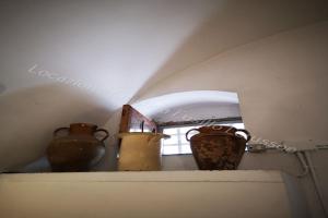 dois vasos sentados em cima de uma prateleira com um espelho em Ferienwohnung für 5 Personen ca 90 qm in Andria, Adriaküste Italien Ostküste von Apulien em Andria