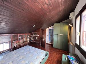 敘拉古的住宿－HARMONY HOUSE APARTMENT，一间卧室设有一张床和木制天花板