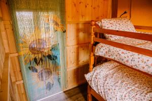 sypialnia z 2 łóżkami piętrowymi i oknem w obiekcie Rosgarron Safari Canvas Lodge Glorious Glamping w mieście Magherafelt